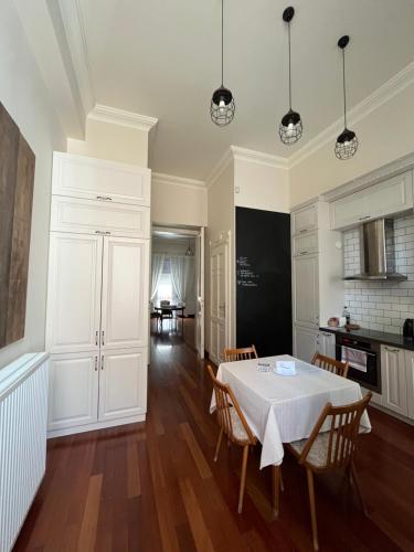 Gellert Square Family Residence - Premium Stay in Buda Side's Cultural Center