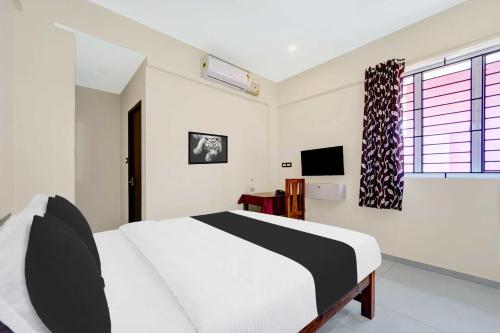 a bedroom with a bed and a television in it at Collection O Padmanabhaswamy Temple Trivandrum in Trivandrum