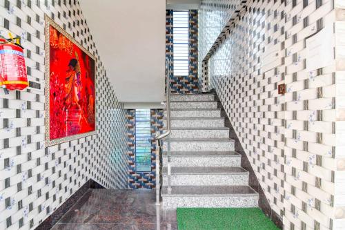 a staircase in a building with a painting on the wall at Collection O Kakdwip in Kākdwīp