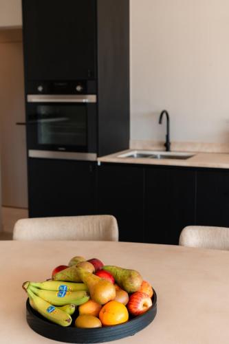 a bowl of fruit on a table in a kitchen at VAKANTIEDOMEIN DOUVE in Heuvelland