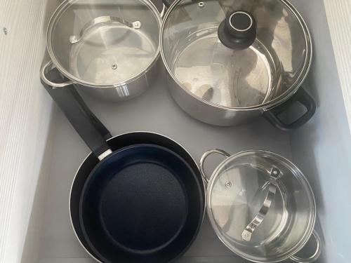 a bunch of pots and pans in a drawer at Gemütliche Ferienwohnung mit Sonnenterrasse in Schlitz