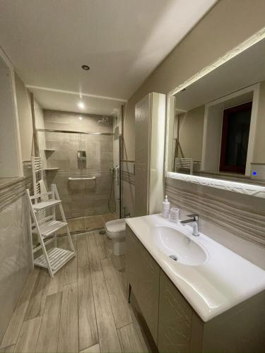a bathroom with a sink and a shower and a toilet at VILLA IZZO B&B in Bagnoli