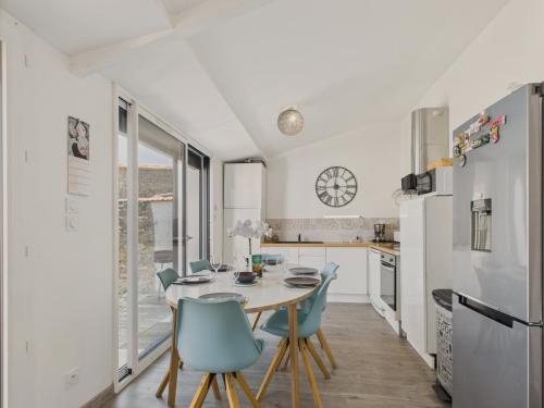 Maison avec une dépendance dans le jardin pour 6