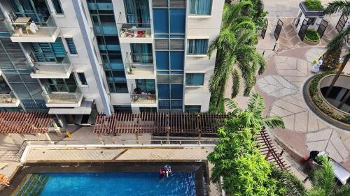 Бассейн в Casa Antonio at 8L Two Palm Tree Beside NAIA3 или поблизости
