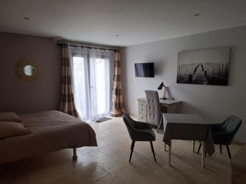 Chambre Indépendante avec salle de bain et terrasse privative au coeur des Alpilles