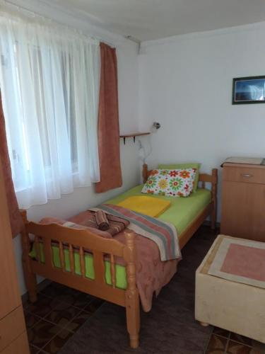 a small bedroom with two beds and a window at Apartment for 2 in the house in Sutomore