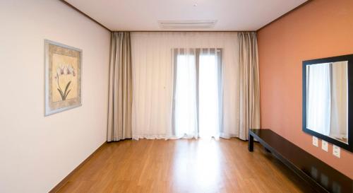 Телевизор и/или развлекательный центр в Holiday Inn & Suites Alpensia Pyeongchang Suites by IHG