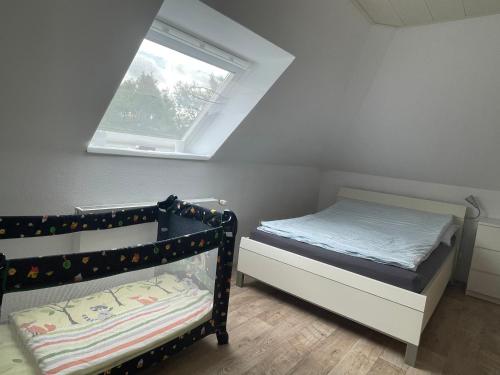 two twin beds in a room with a window at Ankommen und wohlfühlen in Delbrück