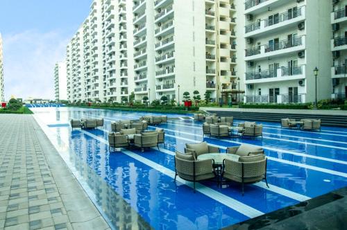 Billede fra billedgalleriet på Central Park 2BR Apt Near Gurugram Wid pool Access i Sohna
