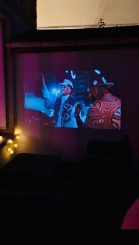 TV a/nebo společenská místnost v ubytování LIMITLESS - La House Interdite