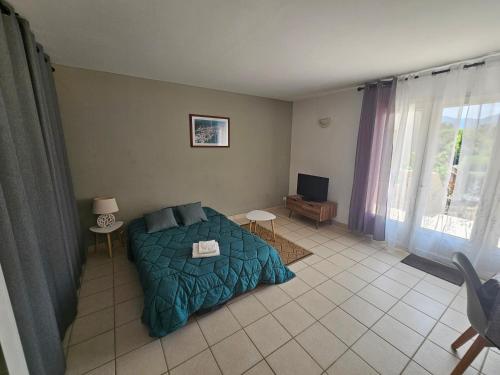 une chambre avec un lit et une télévision dans l'établissement T2 45 M2 climatisé proche plage, à Eccica-Suarella