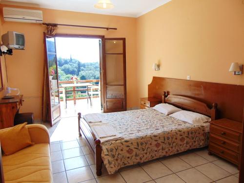 Tempat tidur dalam kamar di Maria Apartments - Roumanis