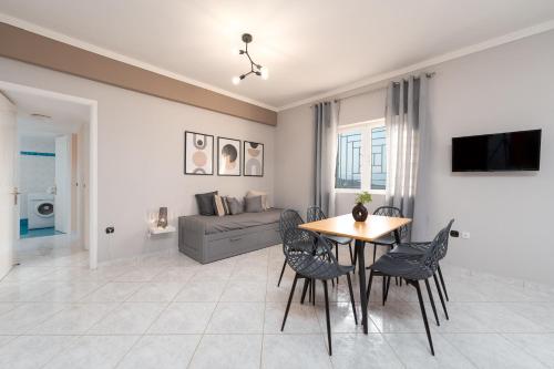 Телевизор и/или развлекательный центр в Elaia Retreat by Greece Apartments