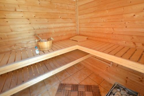 an inside view of a wooden sauna at Gîte Oncle Yerry Ostheim in Ostheim