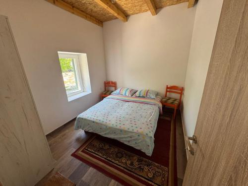 Postel nebo postele na pokoji v ubytování LOPATE mountain stone house