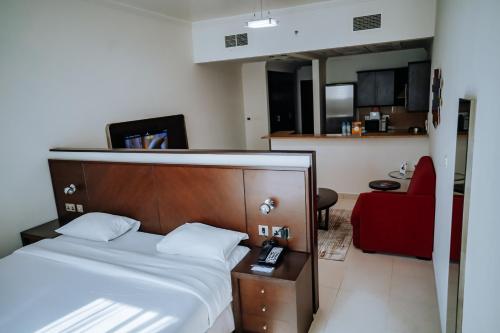 Postel nebo postele na pokoji v ubytování MENA ApartHotel Albarsha At The Mall