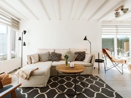 a living room with a couch and a table at Vakantiehuis Zuid-Holland nabij zandstrand VP073 in Ouddorp