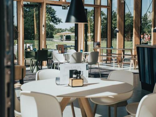 a white table and chairs in a room with tables and chairs at Vakantiehuis Zuid-Holland nabij zandstrand VP073 in Ouddorp
