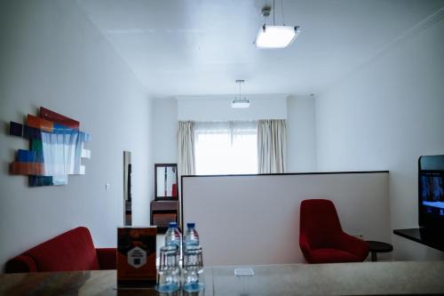 TV a/nebo společenská místnost v ubytování MENA ApartHotel Albarsha At The Mall