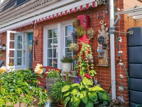 a brick house with a bunch of plants on it at Ferienhaus Malmö in Tessin