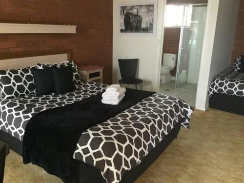 ラザグレンにあるStar Hotel Rutherglenのベッドルーム1室(ベッド2台、白黒)