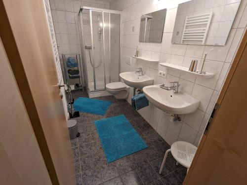 a bathroom with two sinks and two toilets at Gästehaus Kleisner in Innsbruck