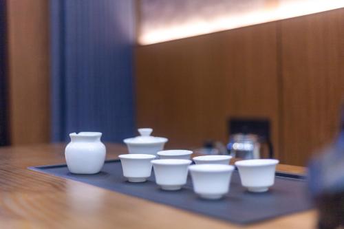 a group of white vases sitting on a table at Xingshengjiu Courtyard Hotel Pingyao in Pingyao