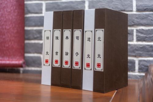 a box of electrical appliances sitting on a table at Xingshengjiu Courtyard Hotel Pingyao in Pingyao