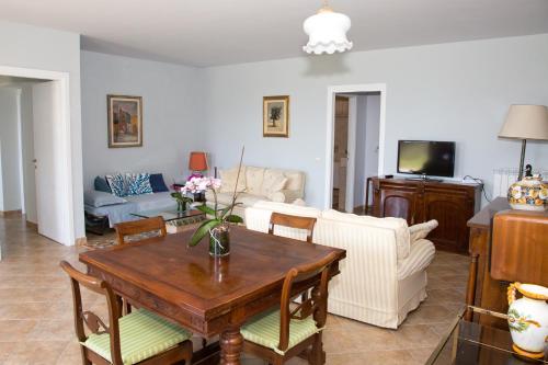 TV a/nebo společenská místnost v ubytování Luxury Apartment Lake View
