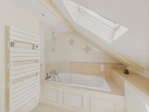 BorrèzeSalignac-Eyvigues, maison pour 7 avec piscine的一间带浴缸的浴室,位于阁楼