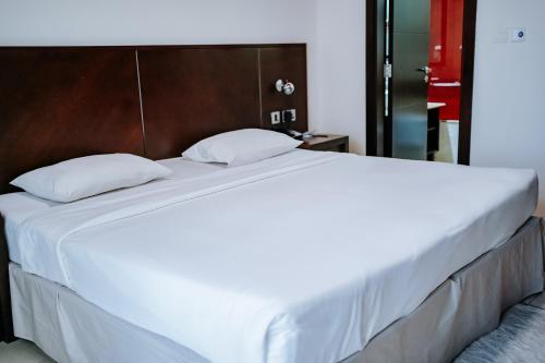 Postel nebo postele na pokoji v ubytování MENA ApartHotel Albarsha At The Mall