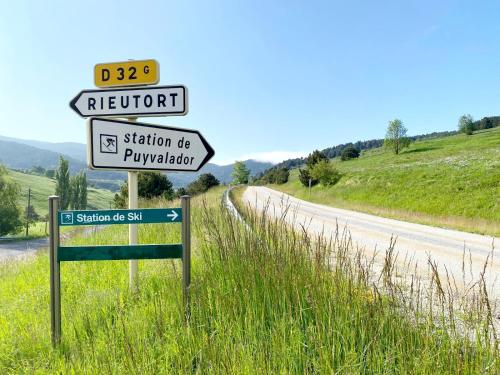 a street sign on the side of a road at Chalet Des Oursons, Capcir Pyrénées Catalanes in Puyvalador