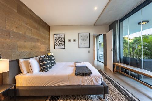 Postel nebo postele na pokoji v ubytování Coral Point Luxury Apartments