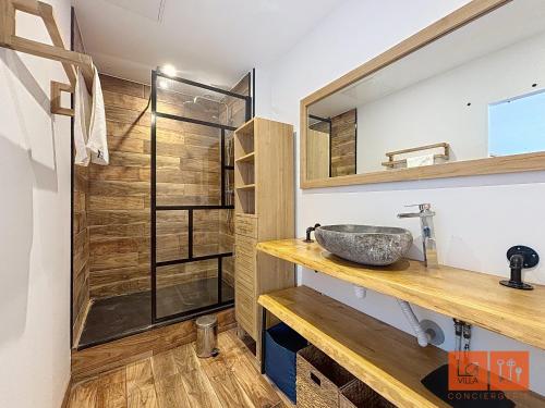 une salle de bain avec un lavabo et une douche en verre dans l'établissement Les Hirondelles, à Wimereux