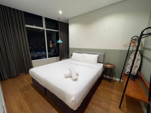 Giường trong phòng chung tại Sky suite KLCC by Travel Buddy