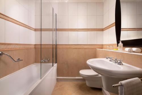 Un baño de Le Méridien Beach Plaza