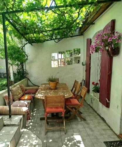 un patio avec une table, des chaises et un canapé dans l'établissement Maison Danton peaceful haven, à Marseille