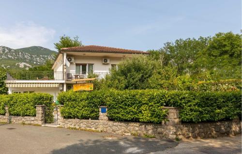 una casa con una pared de piedra y arbustos en 2 Bedroom Awesome Apartment In Tribalj, en Tribalj