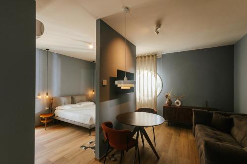 a bedroom with a bed and a table in a room at MAREKI60 - Il Paradisino Beach Club in San Vincenzo