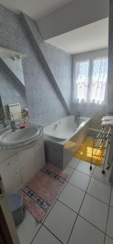 une salle de bain avec une baignoire et un lavabo dans l'établissement chez MAJOS un HAVRE DE PAIX, à La Celle-sous-Gouzon