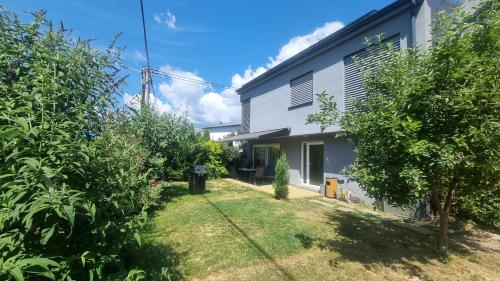 Visteria House with free parking