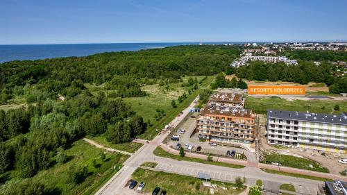 eine Luftansicht eines Resorts an der Küste des Ozeans in der Unterkunft Resorts Kołobrzeg, Sun & Snow in Kołobrzeg
