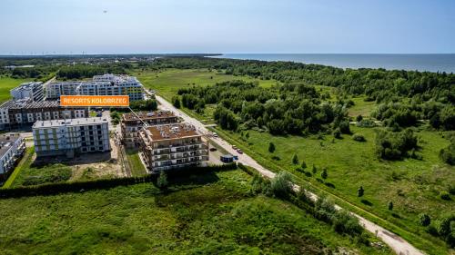 Luftansicht eines Gebäudes auf einem Feld in der Unterkunft Resorts Kołobrzeg, Sun & Snow in Kołobrzeg