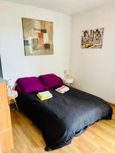 - une chambre avec un grand lit et 2 livres dans l'établissement T3 St Jean de Luz, à Saint-Jean-de-Luz