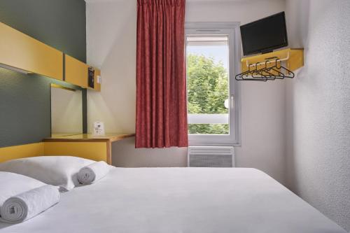 a hotel room with a bed and a window at The Originals Access, Hôtel Moustache, Seclin in Seclin