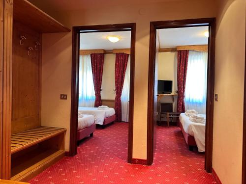 Postel nebo postele na pokoji v ubytování Hotel Alpi - Foza