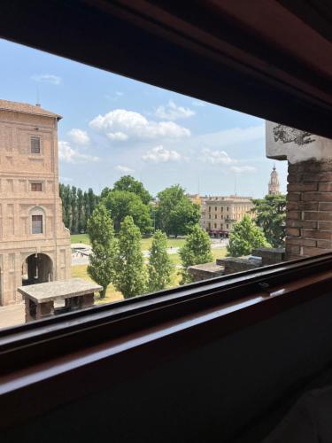 een uitzicht vanuit een raam van een gebouw bij La Mansardina in Parma