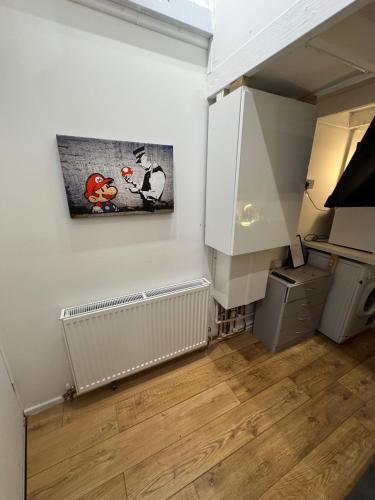 an empty room with a painting on the wall at Duplex Studio 3 minute drive from Luton airport in Luton