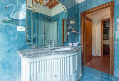 Bilik mandi di Einstein House con piscina