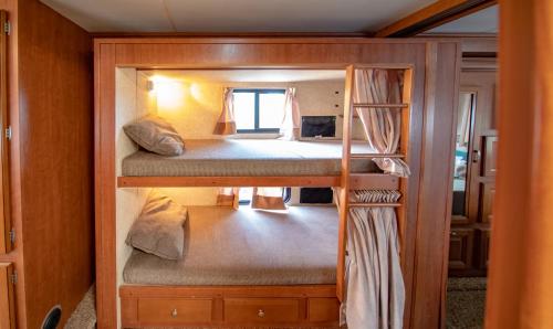 Ένα ή περισσότερα κρεβάτια σε δωμάτιο στο Athens Motorhome Park GEORGETOWN RV